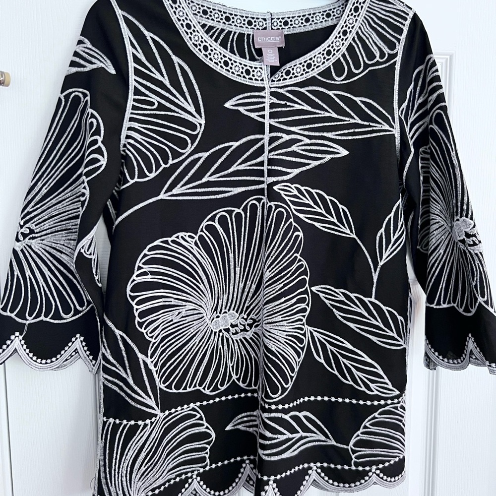 Ladies Size 0 "Chico's" Elegant Black & White Floral Blouse Any Occasions GUC ❤️